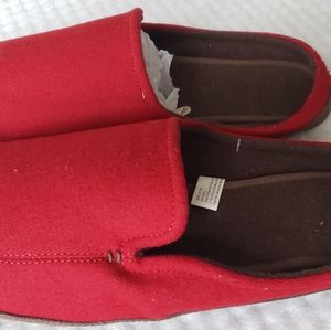 MEN GAP Red Slippers Size L (11-12)